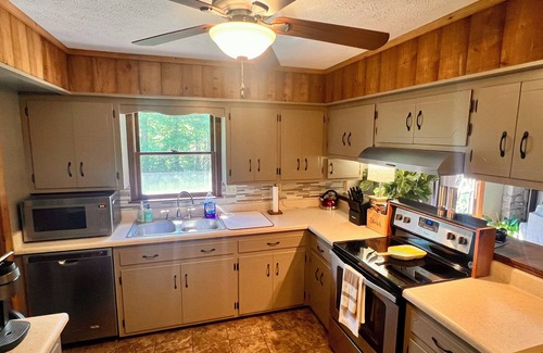 Branson House | NEW! Private Pickleball Court, Sauna, Large Yard; Classic STR, Heart of Branson