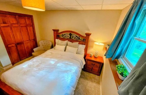Columbia House | NEW Private Wood Views, Family & Dog Friendly, 5 Mins to Stadium, Home Gym