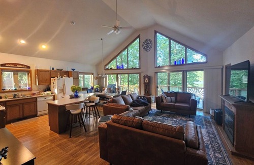 Turtle Lake House | NEW! Relaxing Lakefront Getaway 3BR+Loft. Kayaks, Canoe, Dock, new Fire Pit