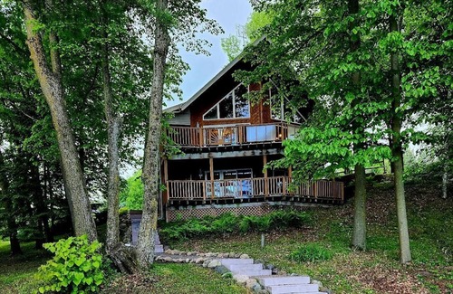 Turtle Lake House | NEW! Relaxing Lakefront Getaway 3BR+Loft. Kayaks, Canoe, Dock, new Fire Pit