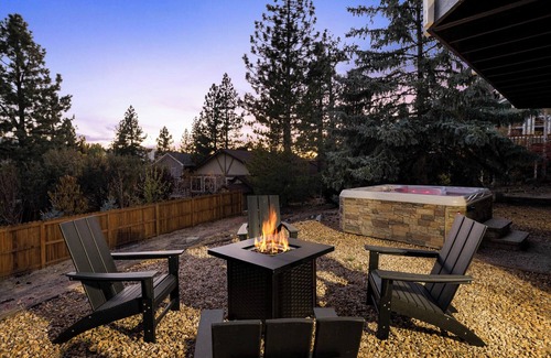 Big Bear City Cabin | New Remodel*Arcade*Hot Tub*Air Conditioning*Lake 2 Miles*Mountain Views/Trails