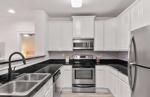 Tuscaloosa Condo | NEW Remodel Maxwell Place at Houndstooth Walk to Stadium with Pool & Gym Access