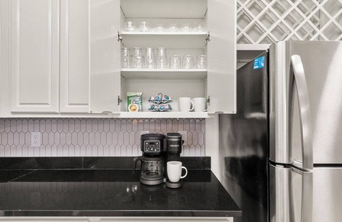Tuscaloosa Condo | NEW Remodel Maxwell Place at Houndstooth Walk to Stadium with Pool & Gym Access