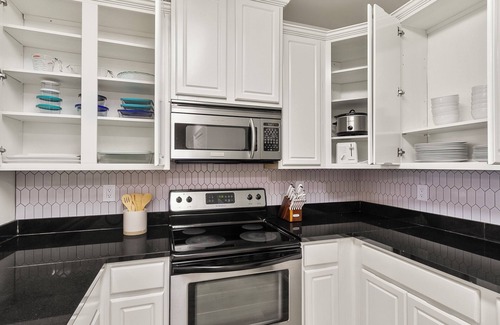 Tuscaloosa Condo | NEW Remodel Maxwell Place at Houndstooth Walk to Stadium with Pool & Gym Access