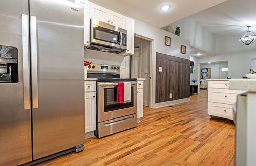 Atlanta House | NEW Renovated Home Mile from Mercedes Benz