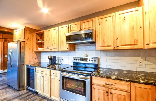 West Dover Cabin | New Renovated Ski Chalet on the River with a Hottub