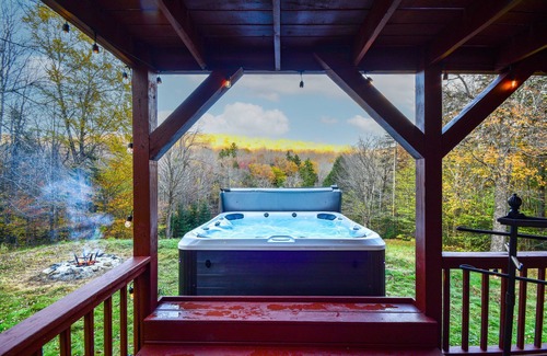 West Dover Cabin | New Renovated Ski Chalet on the River with a Hottub