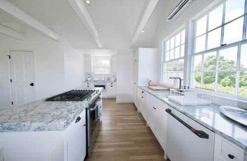 Eel Point House | New Rental! Renovated in 2020, Walk to Beach, Outdoor Shower, Fire Pit, Tennis