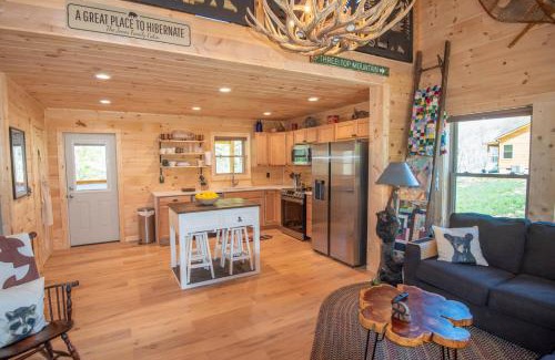 Creston House | New River Log Cabin, HOT TUB, Fire Pit