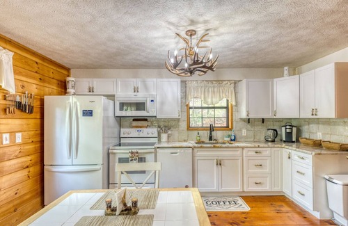 Morganton Cabin | New Romantic Creekside Getaway with King Size Bed, Hot Tub & Pet Friendly