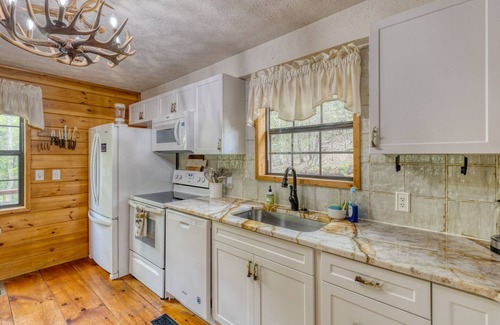 Morganton Cabin | New Romantic Creekside Getaway with King Size Bed, Hot Tub & Pet Friendly