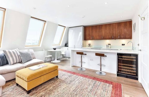 Golborne Apartment | (New) Rooftop eyrie in heart of vibrant Notting Hill