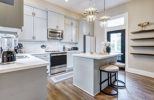 San Jacinto House | New Sandpiper House 1906 Era & Boutique Venue - Heated Pool/Spa