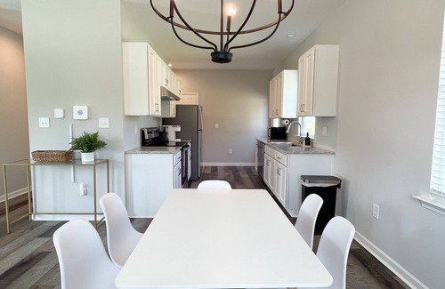 Durham House | NEW! Scandinavian Cottage in Duke~King Bed