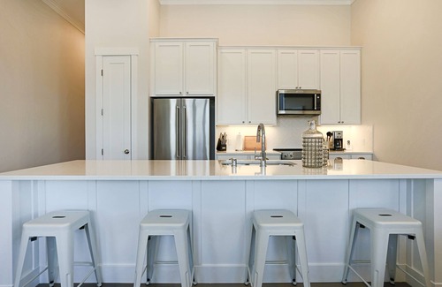 Seabrook House | New* Seabrook's Windjammer: Ocean View loft in the Town Center!