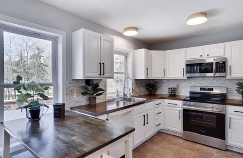 Tobyhanna House | NEW Serene Lakefront Retreat|Hot Tub, Fire Pit & GameRoom