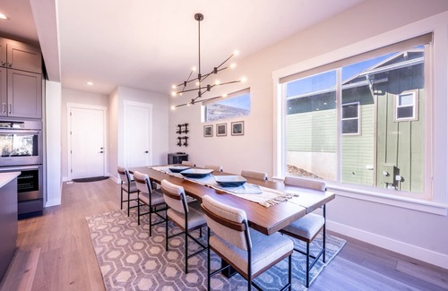 Deer Mountain House | New Ski Home | Private Hot Tub | 7 Mins to Skiing & Deer Valley East Village | Great for Families