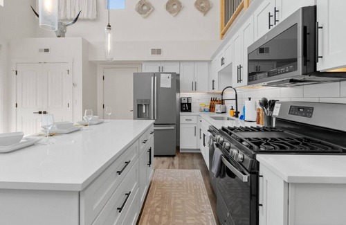 Whitefish House | NEW! Spacious 3BR, 3.5b, Hot Tub, Fire Pit, Pool!