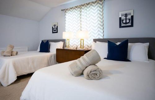Savannah House | New Spacious Cottage near Beach & City Dogs Welcome