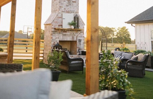 Farmington House | New spacious guest house with pool, 6.9 miles from University of Arkansas!