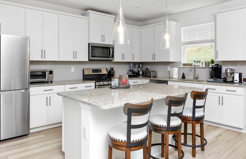 Denver House | New Spacious - Near Lake, Golf, Trilogy Nbrhd, Family-Friendly, NFL Sunday Tk
