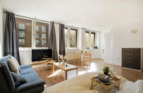 Borehamwood Apartment | NEW Spacious Private Studio with parking