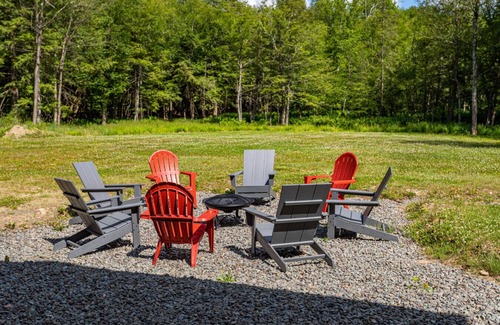 Roscoe House | NEW: Spacious & Stylish Cabin Just Outside Roscoe