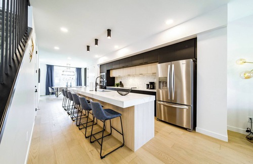 Southwest Edmonton House | NEW-Starry Nights Escape-Hot Tub-Kids Secret Rm!