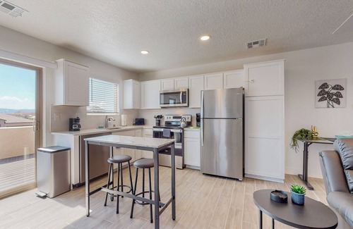 Mesa Del Sol Innovation Park Apartment | New Studio, Balcony w/views, Nexflix, Pooln