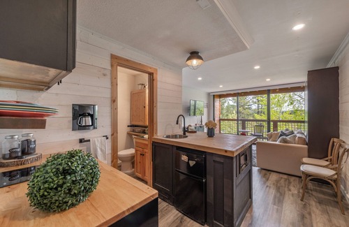 Truckee Condo | *New* Studio in Tahoe Donner - Amenities galore! ~Sun and Snowpeak