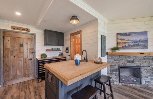 Truckee Condo | *New* Studio in Tahoe Donner - Amenities galore! ~Sun and Snowpeak