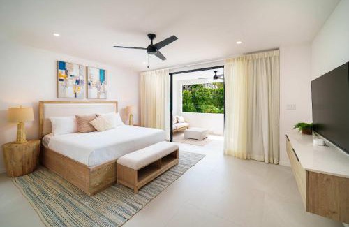 Gibbes House | New Stylish 3BR with Private Pool ! Walk to Beach