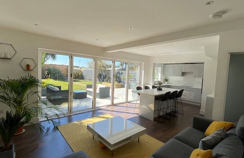 Porth House | New-Stylish 4 bed house - bed to beach 7 mins
