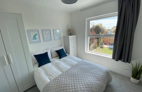 Porth House | New-Stylish 4 bed house - bed to beach 7 mins