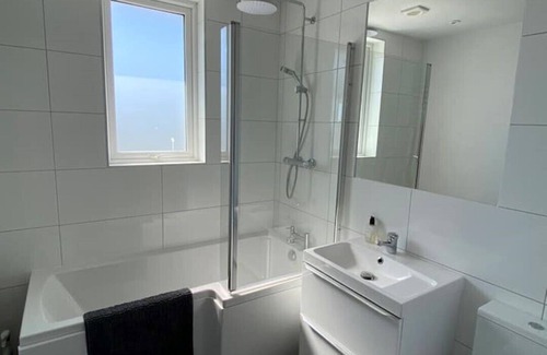 Porth House | New-Stylish 4 bed house - bed to beach 7 mins