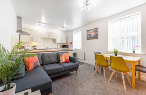 Stockton-on-Tees Apartment | NEW! Stylish 5-Bed Flat in Thornaby, Big groups!
