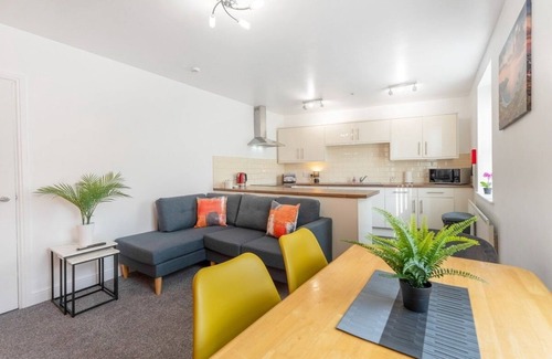 Stockton-on-Tees Apartment | NEW! Stylish 5-Bed Flat in Thornaby, Big groups!