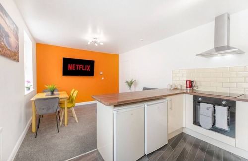Stockton-on-Tees Apartment | NEW! Stylish 5-Bed Flat in Thornaby, Big groups!