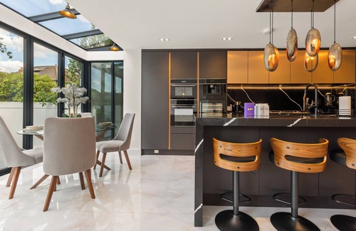 Coombe Hill House | New! Stylish 5BR w/Garden&Parking near Wimbledon