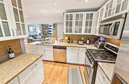 Notre Dame Condo | NEW! Stylish Notre Dame Condo | Sleeps 6