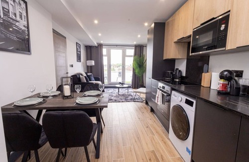 Borehamwood Apartment | New Stylish Top-Floor Flat with Private Balcony and Parking -
