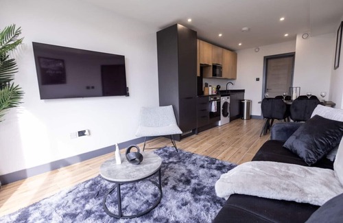 Borehamwood Apartment | New Stylish Top-Floor Flat with Private Balcony and Parking -