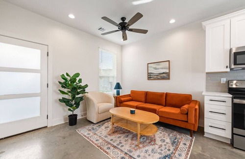 Lafayette House | NEW-Swamp House-Luxury Amenities-65" TV-Fast WiFi