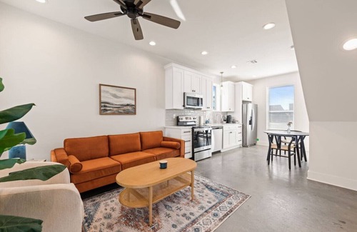 Lafayette House | NEW-Swamp House-Luxury Amenities-65" TV-Fast WiFi