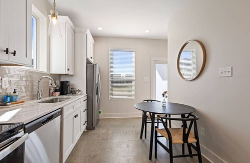 Lafayette House | NEW-Swamp House-Luxury Amenities-65" TV-Fast WiFi