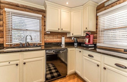 Inman Cabin | New! The Lake House - Cabin with Hot Tub