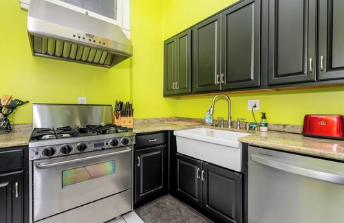 Cherokee Triangle House | *NEW* The Magnum | 9BR 4BA | Fire Pit ~ Sleep 20+