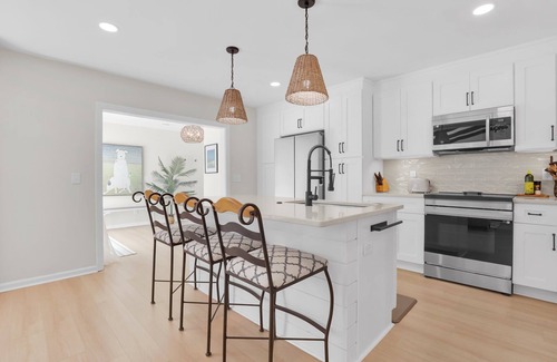 Beaufort House | NEW! The White House, w/2 King Ensuites close to Parris Island and Downtown