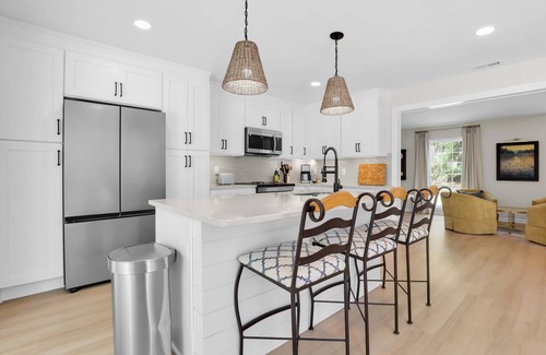Beaufort House | NEW! The White House, w/2 King Ensuites close to Parris Island and Downtown
