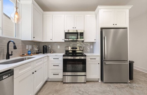Lafayette House | NEW Thibodeaux House 2 KING Beds Fast WiFi 65" TV